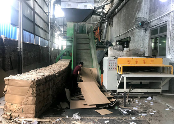 Productieproces van gegolfde versnipper in de baler verpakkingsinlaat Grootte 250*1500mm
