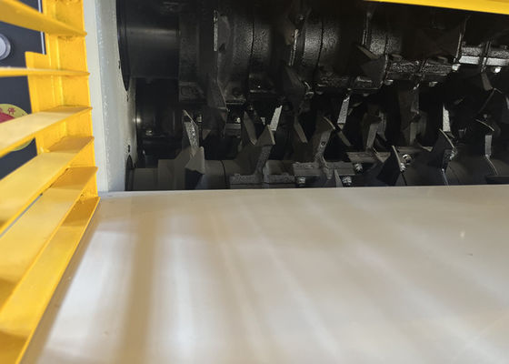 Productieproces van gegolfde versnipper in de baler verpakkingsinlaat Grootte 250*1500mm